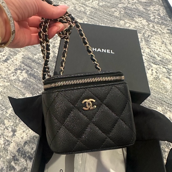 Chanel vanity - Picture 3 of 4